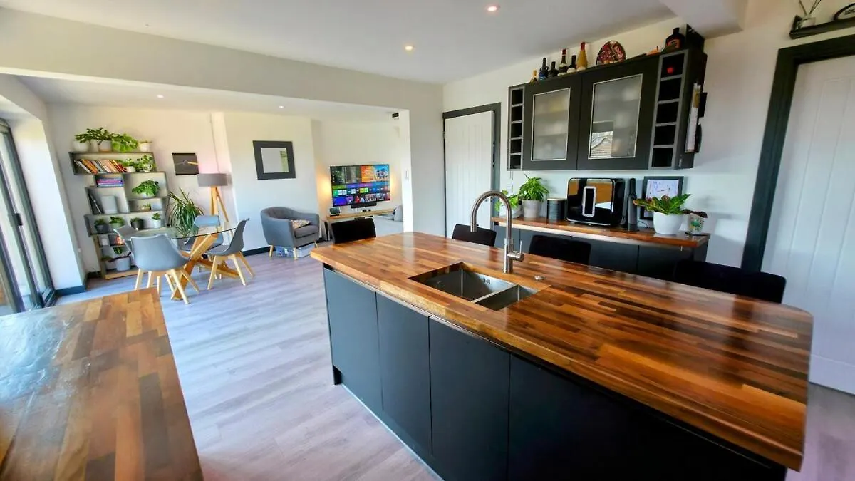 Stylish, Modern Cardiff Home, Perfect For Groups And Families 펜션