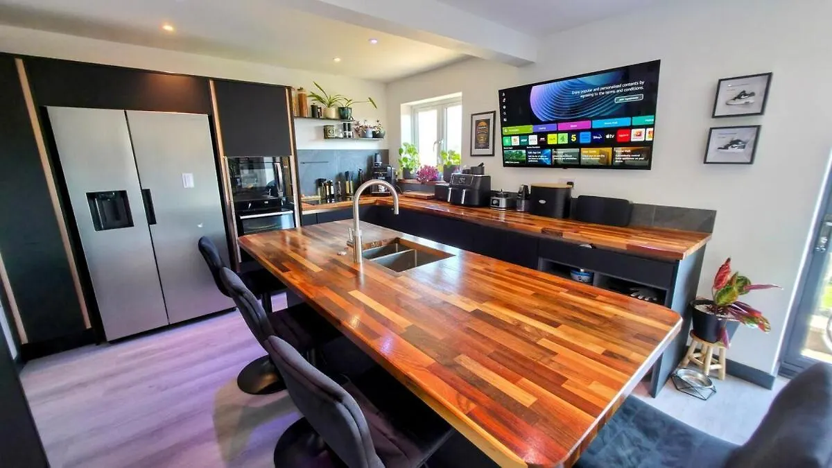 Stylish, Modern Cardiff Home, Perfect For Groups And Families