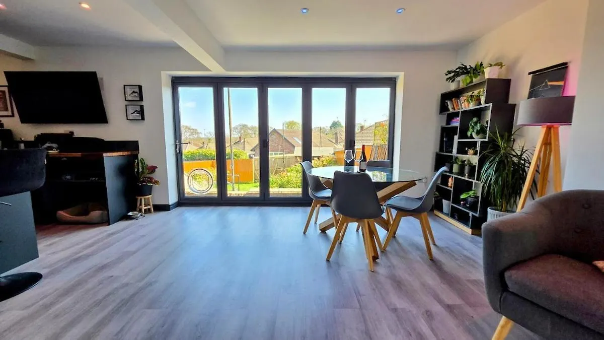 Stylish, Modern Cardiff Home, Perfect For Groups And Families