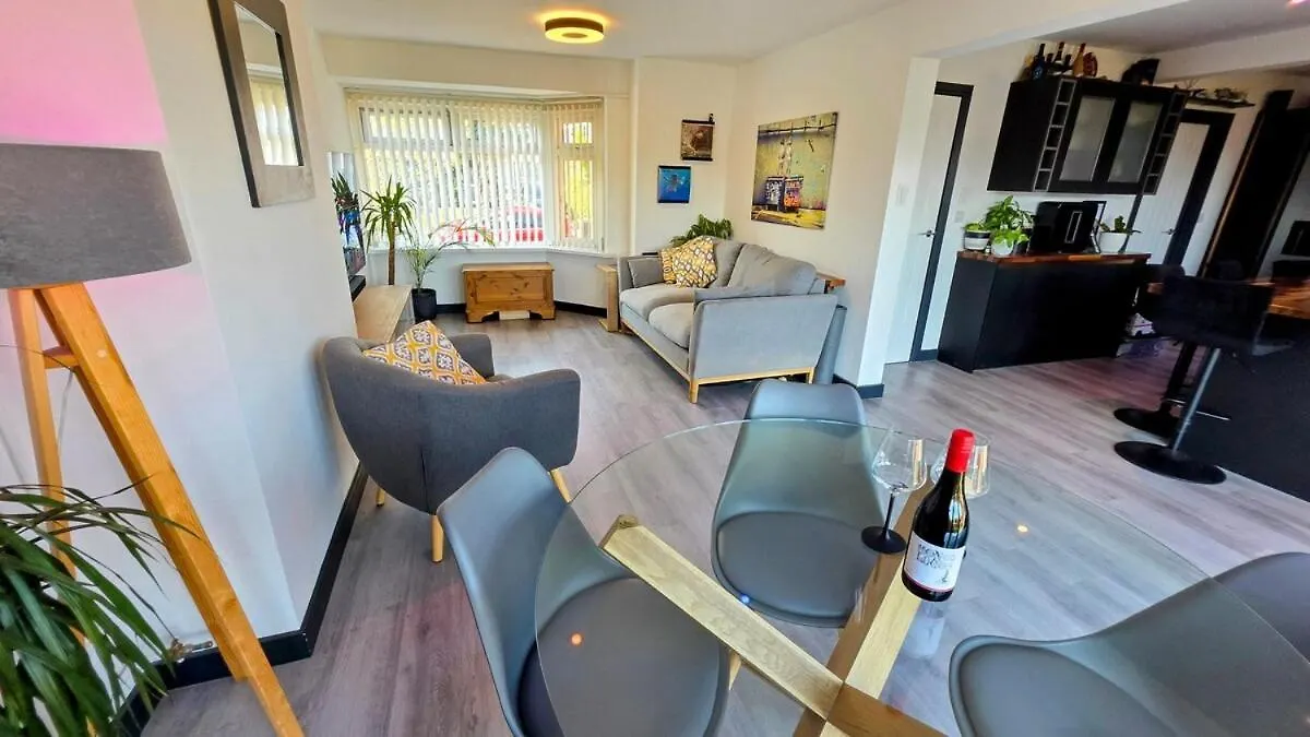 Stylish, Modern Cardiff Home, Perfect For Groups And Families 0*,
