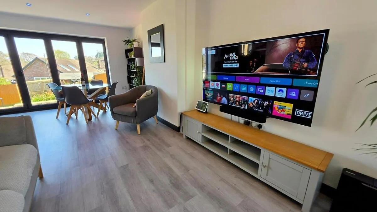 Stylish, Modern Cardiff Home, Perfect For Groups And Families 0*,  영국