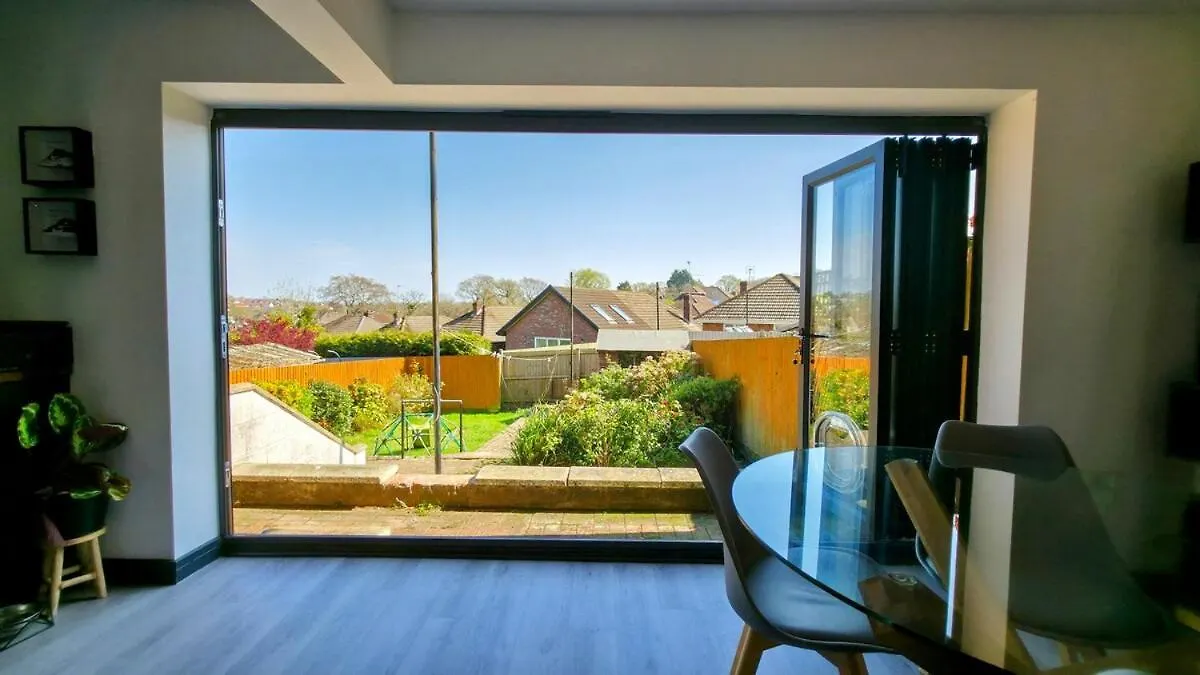 Stylish, Modern Cardiff Home, Perfect For Groups And Families