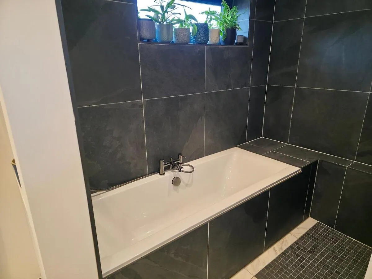 Stylish, Modern Cardiff Home, Perfect For Groups And Families